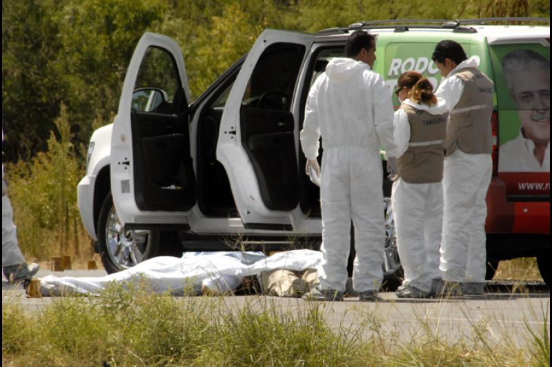 Investigadores trabajan en el lugar donde el candidato a gobernador por el estado de Tamaulipas Rodolfo Torre Cantú fue asesinado junto a otras cuatro personas, el hecho ocurrió en la ruta al aeropuerto de Ciudad Victoria, Tamaulipas.