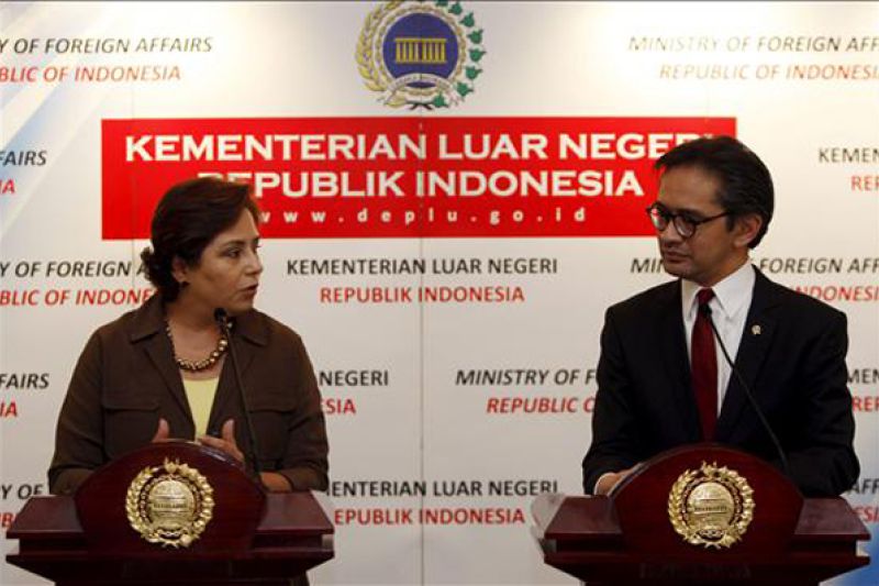 La ministra mexicana de Exteriores, Patricia Espinosa (i), y su homólogo indonesio, Marty Natalegawa, ofrecen una rueda de prensa al término de su reunión en Yakarta (Indonesia), hoy, 8 de julio. Espinosa se encuentra de visita oficial en Indonesia.