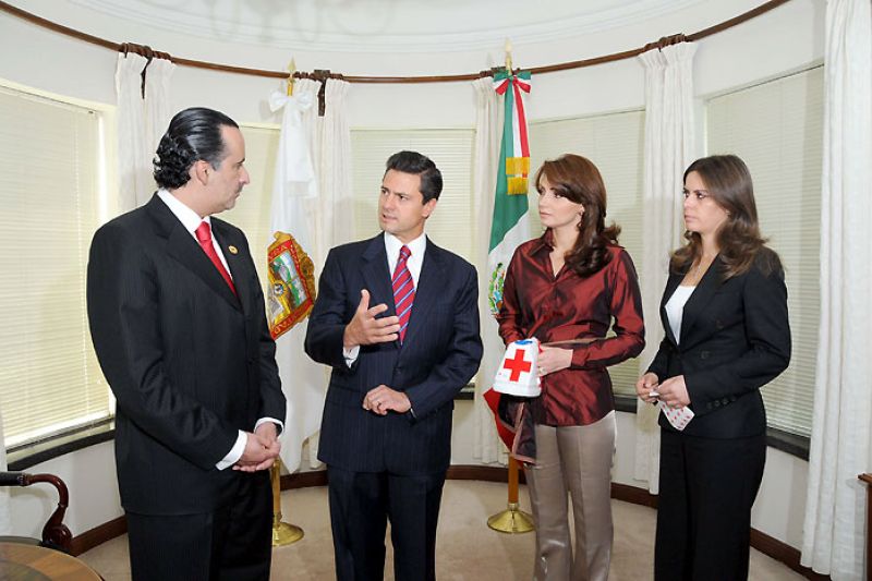 Enrique Peña Nieto, fue el primero en aportar su donativo a la Cruz Roja Mexicana, al iniciar la Colecta Anual, encabezada por su esposa, la señora Angélica Rivera de Peña y el delegado estatal de la benemérita institución, Luis Maccise Uribe.