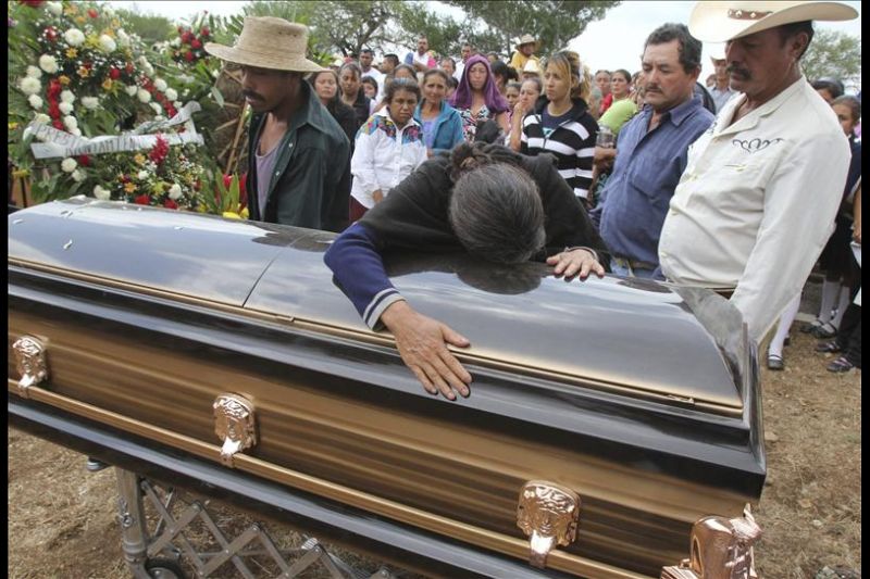 Capturan a un presunto capo acusado de enterrar a víctimas en fosas clandestinas
México vive una espiral de violencia, atribuida a la lucha territorial de los carteles de narcotraficantes, que ha dejado miles de muertos y víctimas.