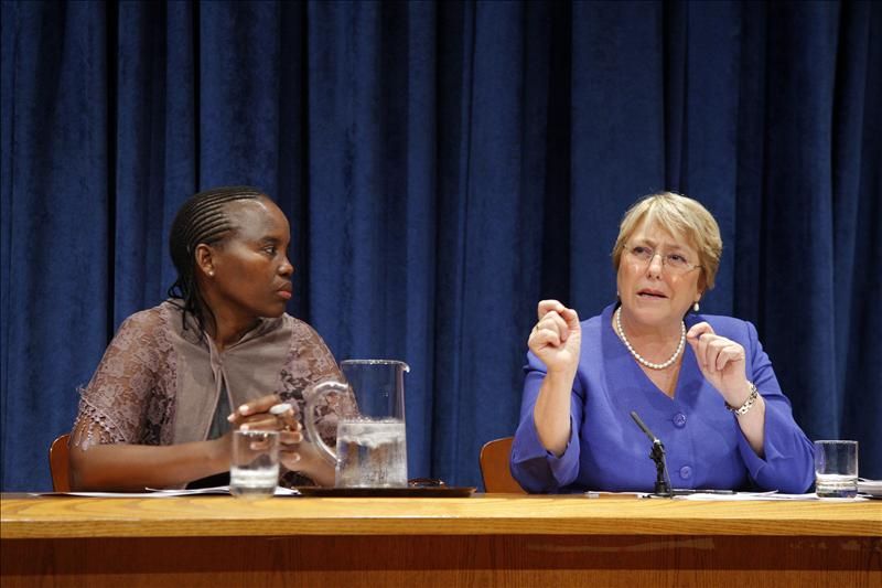La directora de ONU Mujeres, la chilena Michelle Bachelet (d), habla junto a Unity Dow, la primera jueza de la República de Botsuana (i), durante la presentación del primer informe de la agencia que dirige sobre la igualdad de género en el mundo.