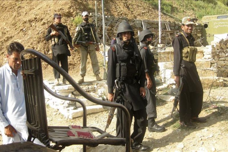 Miembros de las fuerzas de seguridad fronteriza paquistaní (de uniforme negro) y policías afganos hacen guardia en el paso fronterizo de Ghaki en la provincia de Kunar en la región tribal de Bajaur en Pakistán hoy, 2 de septiembre de 2011