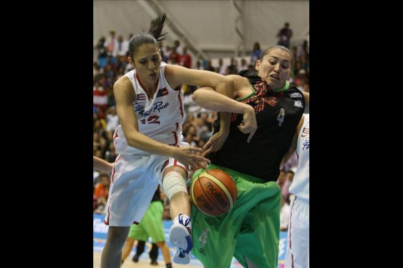 La puertorriqueña Angiely Morales (i) disputa el balón con la mexicana Abril García (d) durante el partido que las enfrenta por la final del baloncesto femenino de los Juegos Panamericanos Guadalajara 2011, en el Domo del CODE en Guadalajara México.