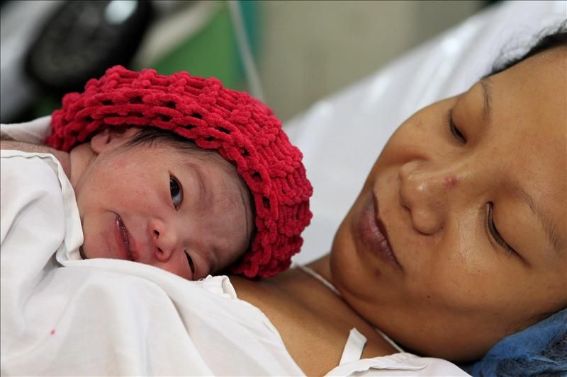 Detalle del momento del nacimiento en Filipinas de Danica Camacho, el bebé elegido por Naciones Unidas para simbólizar el habitante siete mil millones del planeta, que oficialmente ha sido registrado este 31 de octubre en la ciudad rusa de Kaliningrado.