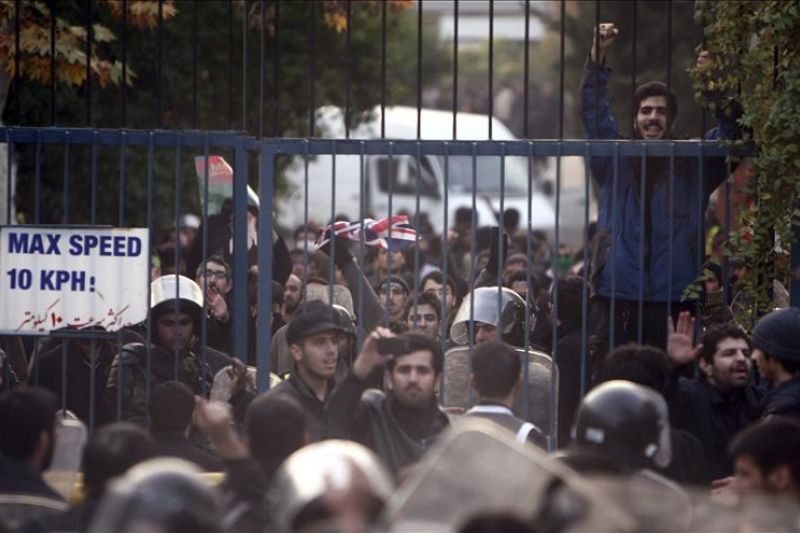 Un grupo de estudiantes islámicos asalta la embajada británica en Teherán, Irán, ayer martes 29 de noviembre. El Reino Unido ha condenado esta "inaceptable" incursión y ha pedido al Ejecutivo iraní que defienda a sus diplomáticos destacados en ese país.