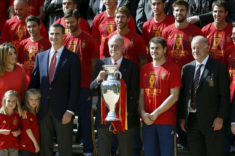 El rey Juan Carlos posa con la copa de campeones de la Eurocopa 2012, junto con los príncipes de Asturias y sus hijas, el capitán de la selección española de fútbol, Iker Casillas (2d), y el seleccionador Vicente del Bosque (d).