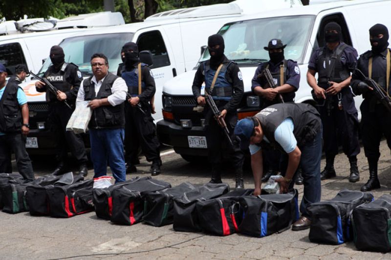 Miembros de la Policía vigilan vehículos y equipos incautados, durante una conferencia de prensa sobre las 18 personas, "presuntamente de nacionalidad mexicana", detenidas en Nicaragua y que se hicieron pasar como periodistas de la cadena Televisa.
