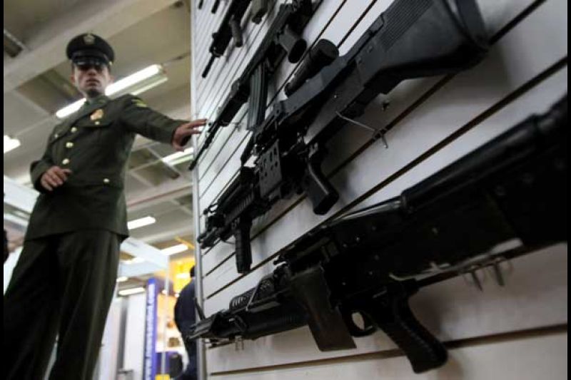 Un policía da información sobre armamento, durante la tercera versión de la Feria internacional de Defensa y Seguridad "Expodefensa", que reúne en Bogotá (Colombia) a un centenar de empresas nacionales y extranjeras del sector.