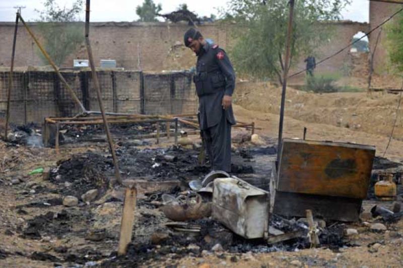 Un miembro de las fuerzas de seguridad paquistaníes inspecciona el lugar del ataque perpetrado por insurgentes talibanes en Matni, a las afueras de Peshawar, capital de la provincia de Khyber-Pakhtunkhwa, en Pakistán, el pasado 15 de octubre.
