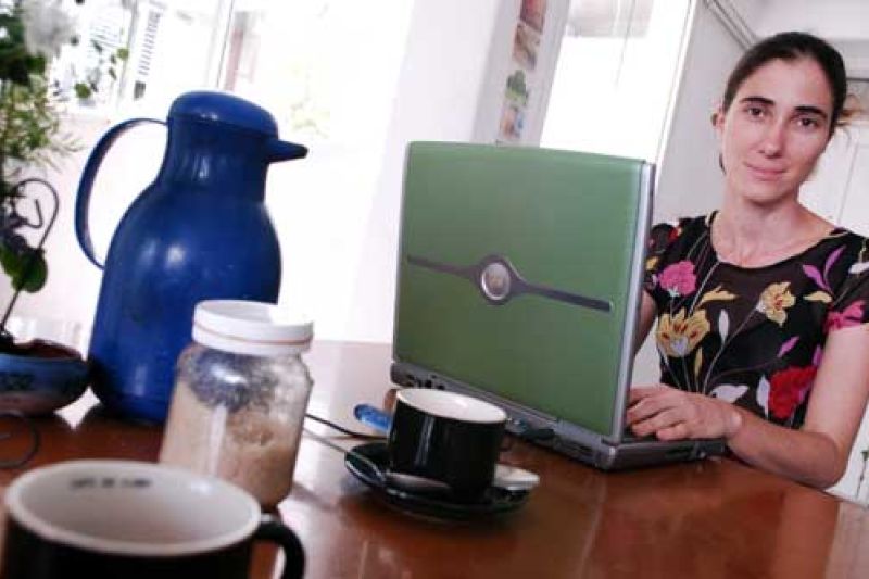 La cubana Yoani Sánchez, autora del blog 'Generación Y'. Sánchez permaneció el jueves varias horas detenida en La Habana, donde fue arrestada tras buscar información de la situación de varios opositores detenidos el miércoles.