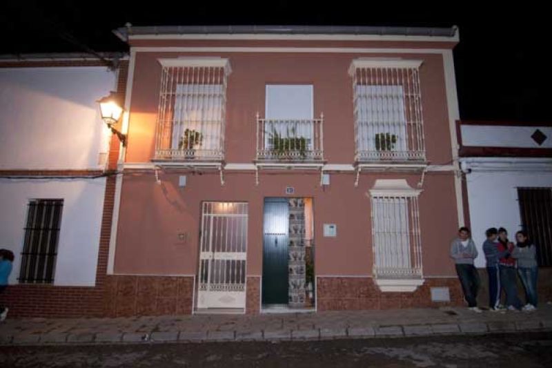 Domicilio de la calle Beatriz de Cabrera, en Pilas, localidad a unos treinta kilómetros al suroeste de Sevilla capital, en el que las Fuerzas de Seguridad del Estado encontraron el cadáver de un bebé en un congelador, casa a la que habían acudido tras rec