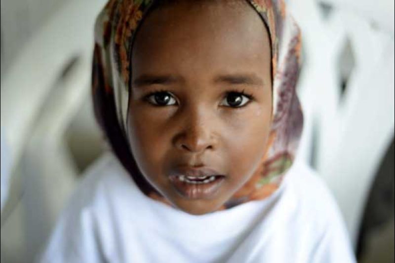 Imagen distribuida por el Equipo de Apoyo de Información de la Unión Africana - Naciones Unidas que muestra a una niña en un Centro de Desarrollo de las Mujeres somalí para celebrar el Día Mundial de la Infancia en un campamento de cerca de una base de la