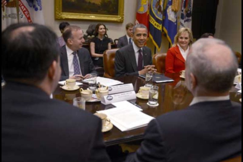 El presidente de Estados Unidos, Barack Obama se reúne con el presidente Jack Markell y la vicepresidente Mary Fallen, de la Asociación Nacional de Gobernadores, en la sala Roosvelt de la Casa Blanca en Washington, Estados Unidos.
