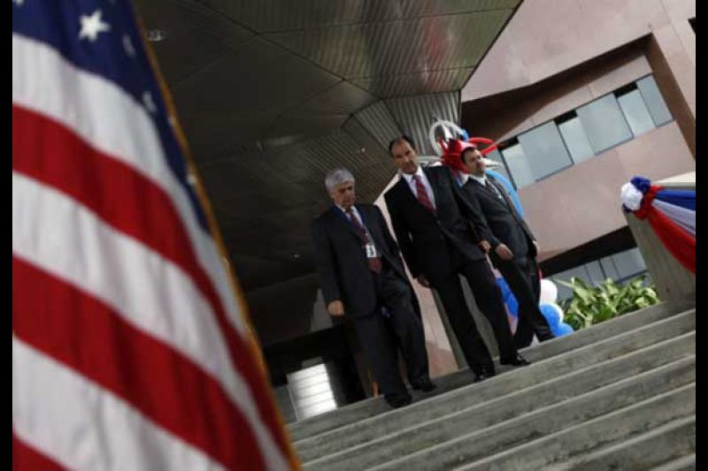 Fotografía tomada el 30 de junio de 2010 en la que se registró al entonces embajador de Estados Unidos en Venezuela, Patrick Duddy (c), quien sería al mes siguiente reemplazado por Larry Palmer. Unas declaraciones de Palmer provocaron el retiro del embaja