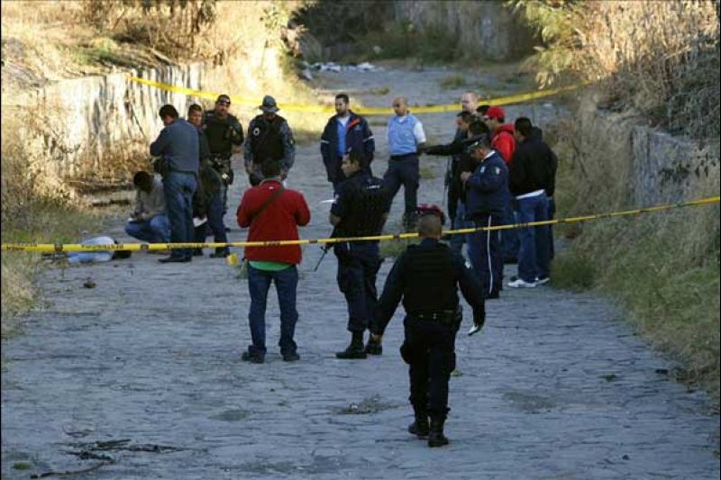 Peritos del servicio médico forense recogen este, 18 de diciembre de 2012, información en torno al cuerpo de la modelo venezolana Daisy Yenire Ferrer Arenas, de entre 25 y 30 años de edad, hallada sin vida en la colonia Lomas de Oblatos en Jalisco.