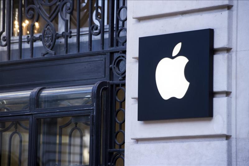 El logo de la marca Apple es fotografiado en una tienda de París, Francia, el 01 de enero de 2013. Un grupo de atracadores participó en un robo en una céntrica tienda de Apple el pasado 31 de diciembre causando pérdidas de aproximadamente un millón de eur