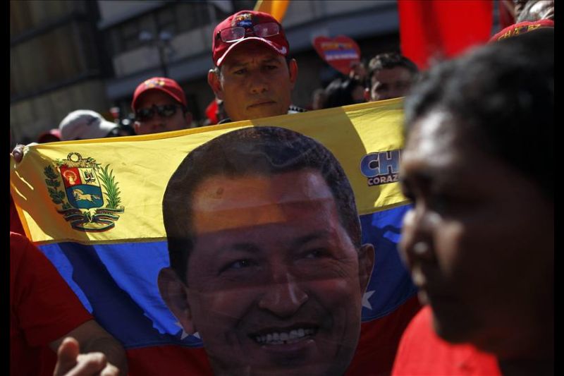 Seguidores del presidente Hugo Chávez se concentran en los alrededores del Palacio de Miraflores en Caracas para participar en la concentración convocada por el Partido Socialista Unido de Venezuela (PSUV) en la jornada en que el mandatario debía asumir e