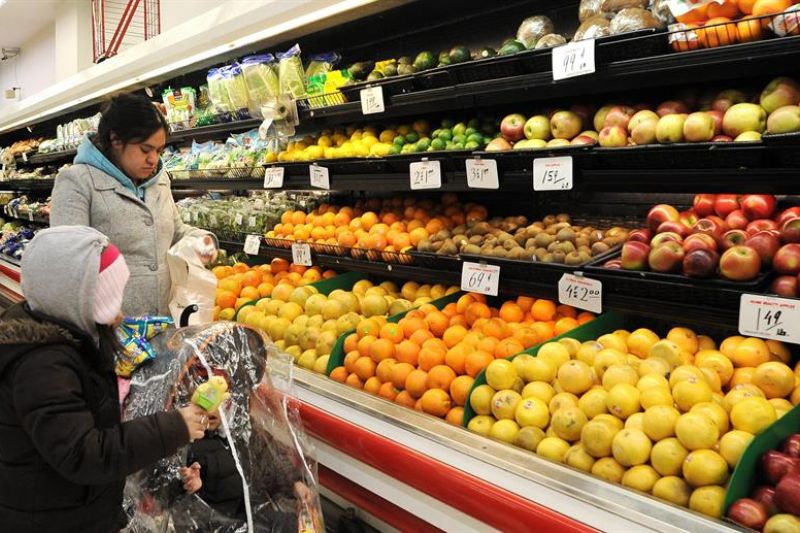 Una mujer compra frutas en un supermercado de Brooklyn, en una fotografía de archivo.