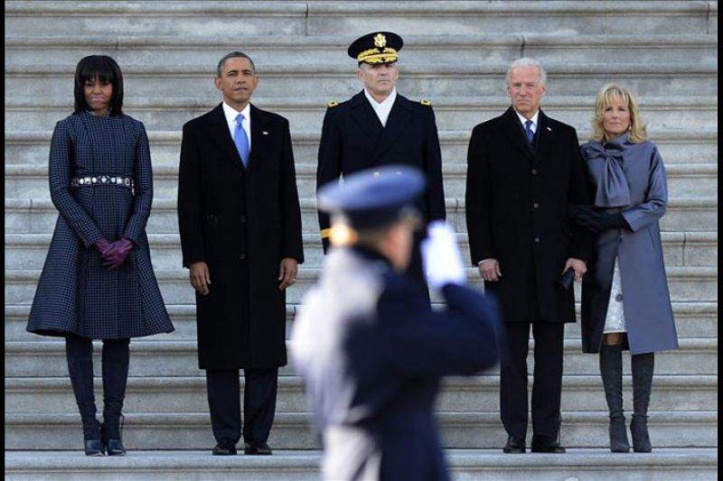 El presidente estadounidense, Barack Obama (2i), su esposa, Michelle (i), el vicepresidente, Joe Biden (2d), y su esposa, Jill Biden (d), y el mayor general del ejército, J. Linnington (c), asisten, este 21 de enero, al desfile de investidura del gobernan