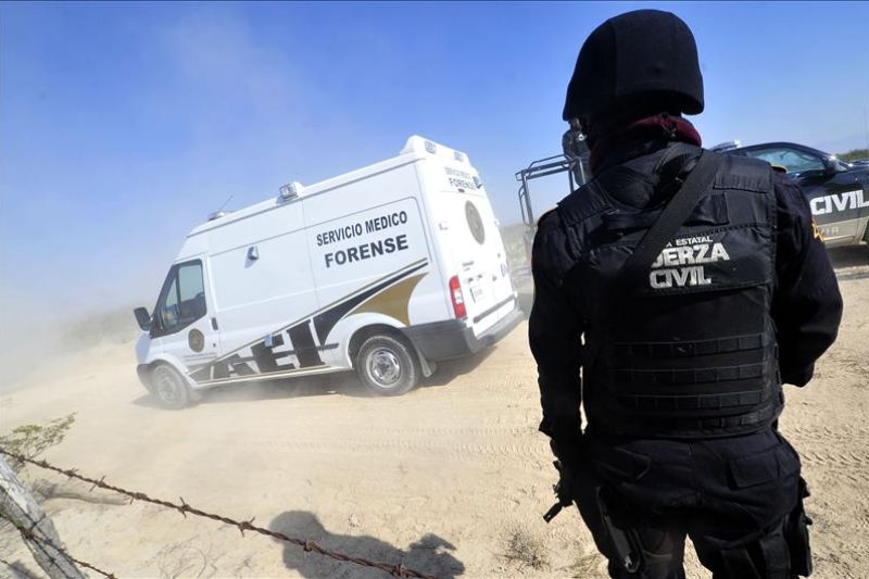 Militares y policías patrullan hoy, lunes 28 de enero de 2013, el sitio donde fueron hallados cuatro cadáveres en el municipio de Mina, en el norteño estado de Nuevo León. Se presume que pertenecen a músicos de la banda Kombo Kolombia desaparecidos el vie