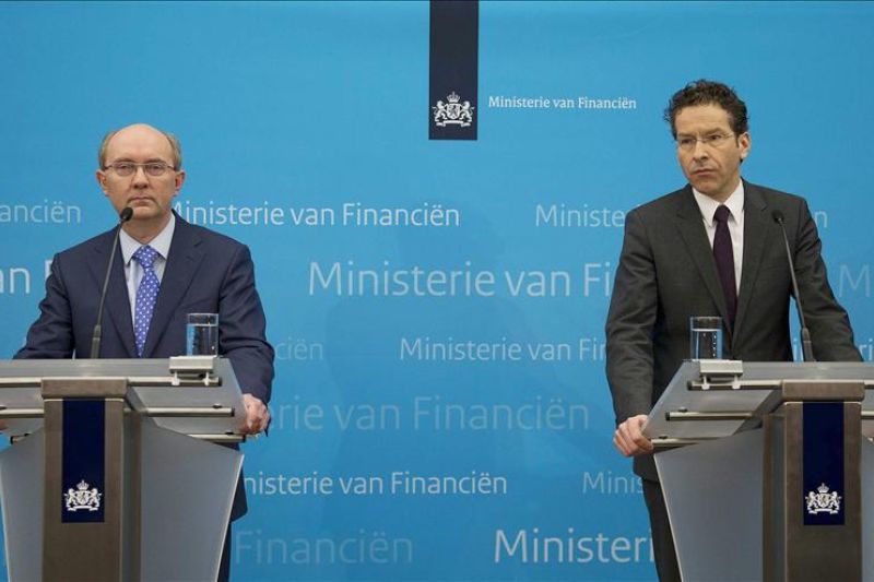 El ministro holandés de Finanzas, Jeron Dijsselbloem (d) y el director de supervisión del Banco Central de Holanda, Jan Sijbrand, en la rueda de prensa en la que han anunciado la decisión del Gobierno neerlandés de nacionalizar el grupo bancario y de segu
