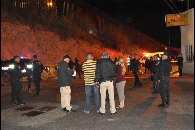 Las víctimas fueron despojadas de dinero en efectivo, teléfonos móviles y otras pertenencias por los atacantes, que dispararon sus armas cuando algunos estudiantes ofrecieron resistencia. En la imagen el registro de otro operativo de la policía contra la