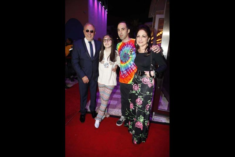 Emilio Estefan (i) y su esposa, Gloria Estefan (d), posan para una fotografía junto a sus hijos, Emily (c-i) y Nayib (c-d) este sábado 9 de marzo de 2013, en la alfombra roja del Bongo's Cafe en The Seminole Hard Rock Cafe and Casino.