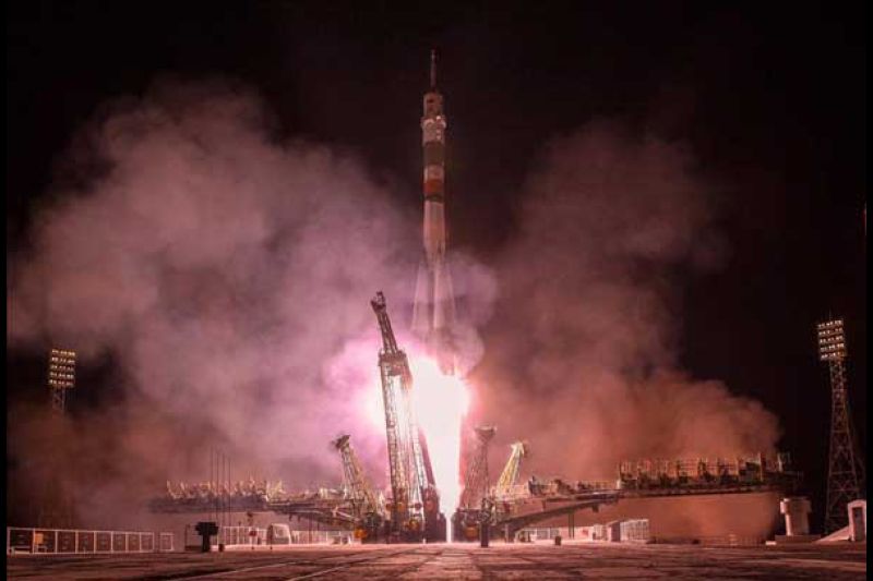 El cohete acelerador que transporta la nave espacial "Soyuz TMA-08M", con el astronauta estadounidense de la NASA Chris Cassidy, el comandante ruso Pavel Vinogradov y el cosmonauta Alexander Misurkin, despega del cosmódromo de Baikonur, Kazajistán.
