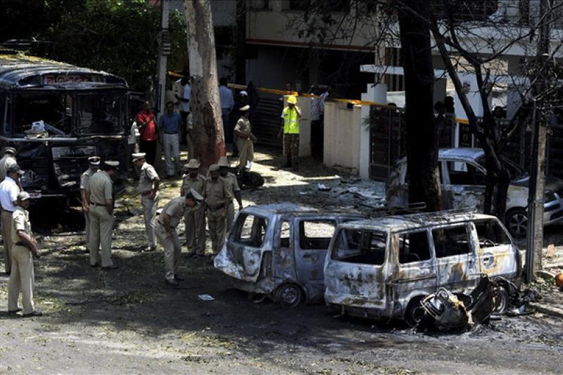 Forenses y policías inspeccionan el lugar donde se ha producido una explosión cerca de una oficina del primer partido indio de oposición, el conservador Bharatiya Janata Party (BJP), en la ciudad de Bangalore (India) hoy, miércoles 17 de abril.