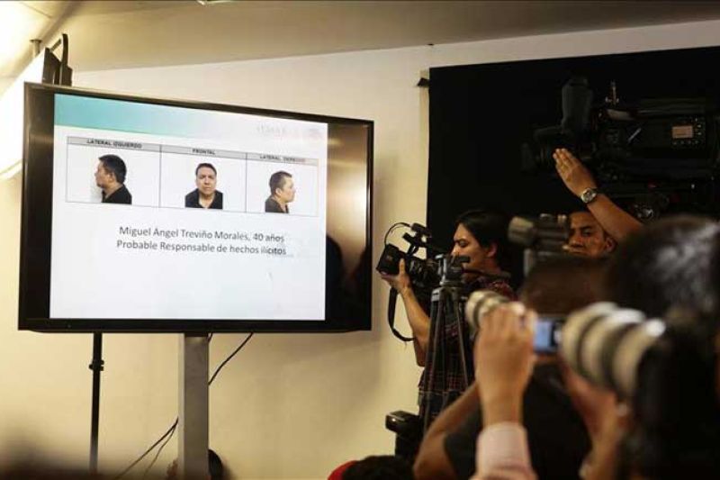 Fotógrafos y camarógrafos toman imágenes de un televisor donde se muestran fotografías del capo del narcotráfico mexicano Miguel Ángel Treviño Morales, líder del cártel de Los Zetas y uno de los delincuentes más buscados de México
