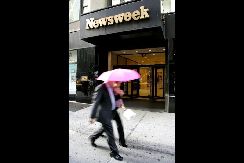 Newsweek, propiedad desde 1961 de la empresa editora del diario The Washington Post, había sido vendida en noviembre de 2010 por la cifra simbólica de un dólar y se fusionó entonces con la empresa de información online The Daily Beast.