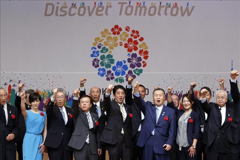 El primer ministro japonés, Shinzo Abe (c) posa junto a miembros del Comité Olímpico japonés y otros cargos políticos durante una ceremonia previa a la elección de la ciudad organizadora de los Juegos Olímpicos y Paralímpicos de 2020, en Tokio (Japón).