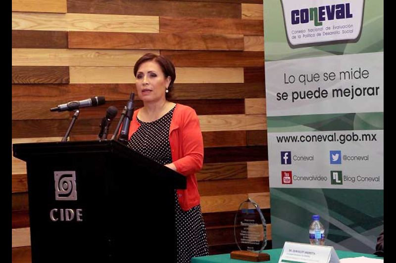 La secretaria de Desarrollo Social, Rosario Robles Berlanga, pidió a las dependencias de los gobiernos municipales, estatales y federal impactar “en los indicadores para lograr un México incluyente, de justicia social, de vocación social...