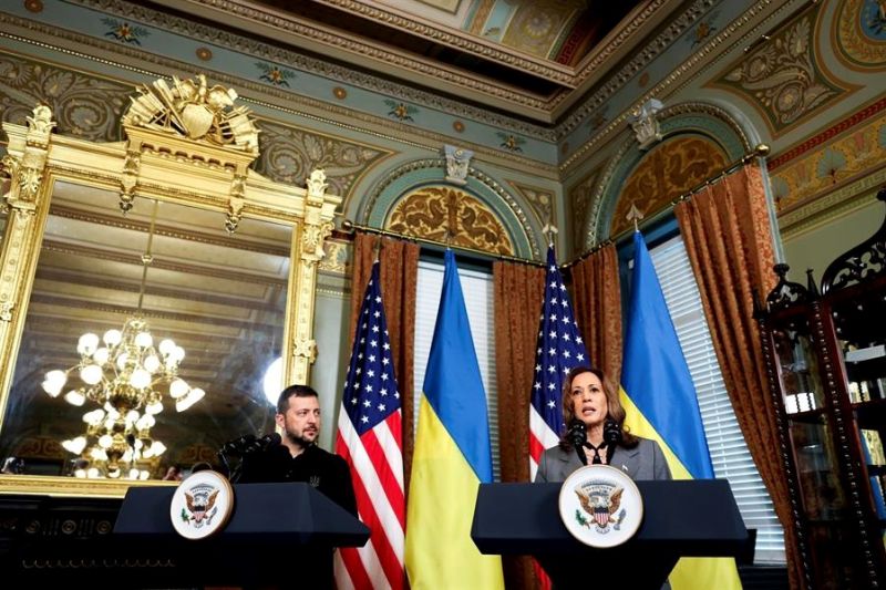 La vicepresidenta de Estados Unidos, Kamala Harris (d), y el presidente de Ucrania, Volodímir Zelensky (i), en su conferencia de prensa, en Washington, DC, EE.UU., el 26 de septiembre de 2024. EFE/TING SHEN/Pool 01270924