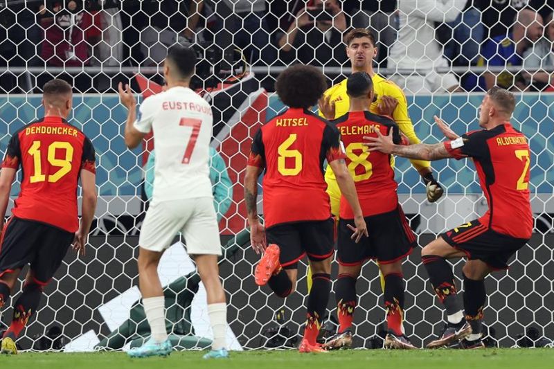 Portero Thibaut Courtois de Bélgica está celebrada por teammates después de salvar la pena de Alphonso Davies de Canadá durante el partido de fútbol entre Bélgica y Canadá en Estadio de Ali de cubo de Ahmad en Doha, Qatar, 23 noviembre 2022.