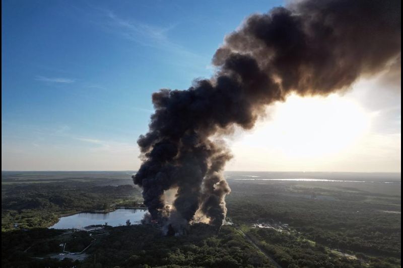Fotografía aérea de una explosión en el Centro de Almacenamiento de Crudo de Petróleos Mexicanos (PEMEX), en Ixhuatlán del Sureste, estado de Veracruz (México), el 23 de febrero de 2023. EFE/Ángel Hernández