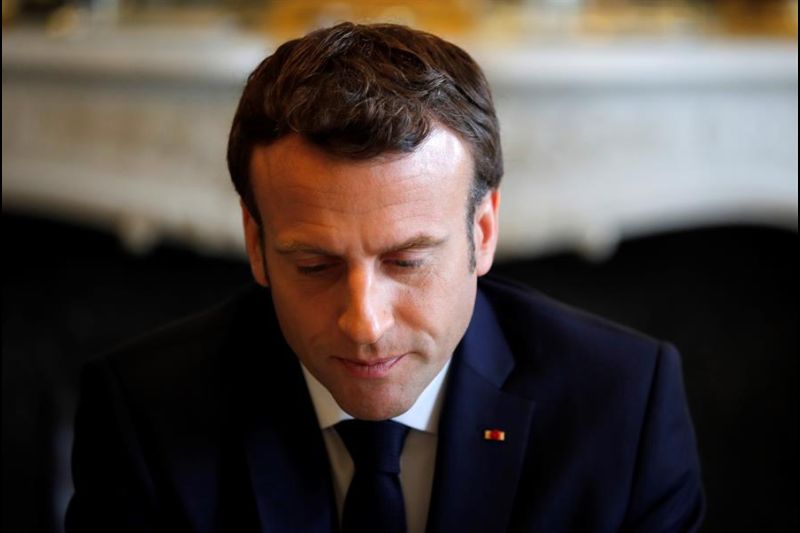 El presidente francés, Emmanuel Macron, en la reunión que mantuvo con representantes de la asociación ''Remember'', integrada por supervivientes del genocidio en Ruanda, en el palacio del Elíseo en 2019.