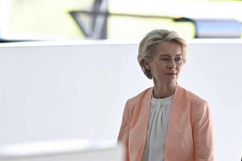 La presidenta de la Comisión Europea, Ursula von der Leyen, a su llegada para una reunión con el presidente de Brasil, Luiz Inácio Lula da Silva hoy, en el Palacio del Planalto, en Brasilia (Brasil). EFE/André Borges