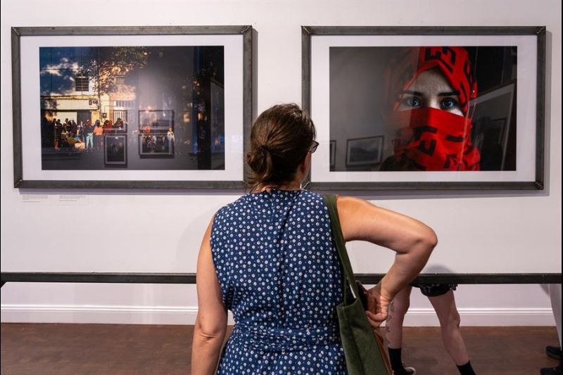 Una persona observa una exposición de fotografía hoy, durante el 6° Festival Anual de Fotografía Latinoamericana, en Bronx Documentary Center (BDC) en el barrio de Melrose, en el Bronx, Nueva York (EEUU). EFE/Ángel Colmenares.