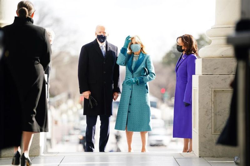 El presidente electo de Estados Unidos, Joe Biden (i), su esposa Jill Biden (c) y la vicepresidenta electa Kamala Harris (d), llegan al Capitolio en Washington (EE.UU.), hoy 20 de enero de 2021.