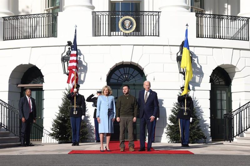 El presidente de Estados Unidos, Joe Biden, y la primera dama, Jill Biden, dan la bienvenida al presidente ucraniano Volodímir Zelenski (C) al jardín sur de la Casa Blanca Washington, DC, EE.UU. 01 221222