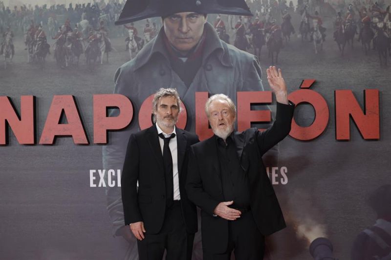 El director británico Ridley Scott y el actor estadounidense Joaquin Phoenix (i) a su llegada a la presentación de la película 'Napoleón' celebrada este lunes en el Museo del Prado, en Madrid. EFE/Juanjo Martín
