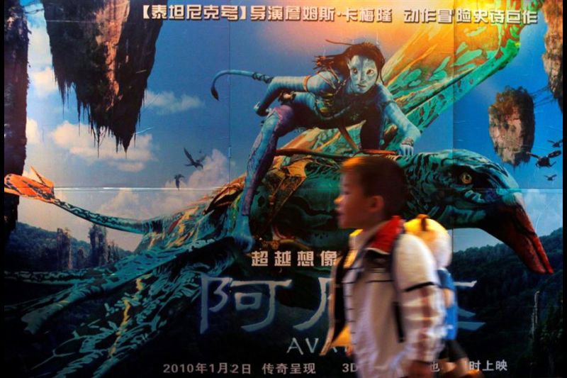 Avatar, la superproducción de 2009 del cineasta canadiense James Cameron, ha vuelto a estrenarse en China, donde el público está acudiendo en masa a los cines tras la relajación de las medidas de confinamiento por el coronavirus.