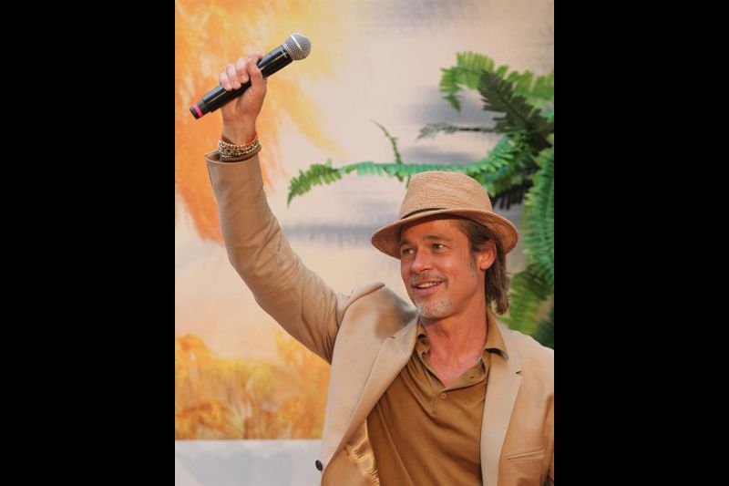 El actor estadounidense Brad Pitt durante la alfombra roja de la película "Érase una vez en Hollywood", del director Quentin Tarantino este lunes, en una plaza comercial de la Ciudad de México (México).