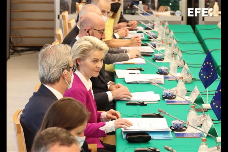 La presidenta de la Comisión Europea, Ursula von der Leyen (c) acompañada por el presidente del Consejo Europeo, Charles Michel (d) conversan con el primer ministro japonés, Fumio Kishida (no aparece en la foto) durante su visita a Tokio. 01 120522