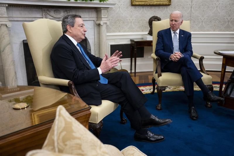 El presidente de Estados Unidos, Joe Biden (d), fue registrado este martes al reunirse con el primer ministro de Italia, Mario Draghi (i), en la Oficina Oval de la Casa Blanca, en Washington DC (EE.UU.). 