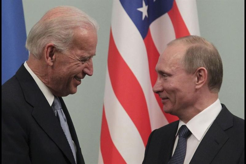 Los presidentes de Rusia, Vladímir Putin (D), y EE. UU., Joe Biden.