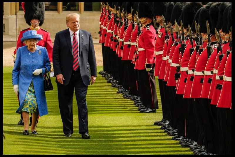 Cuando estaba en la Casa Blanca y en una de sus muchas salidas de tono, Trump (d) rompió el protocolo en una reunión con Isabel II en 2018 en los jardines del castillo de Windsor, al caminar unos pasos por delante de la reina.