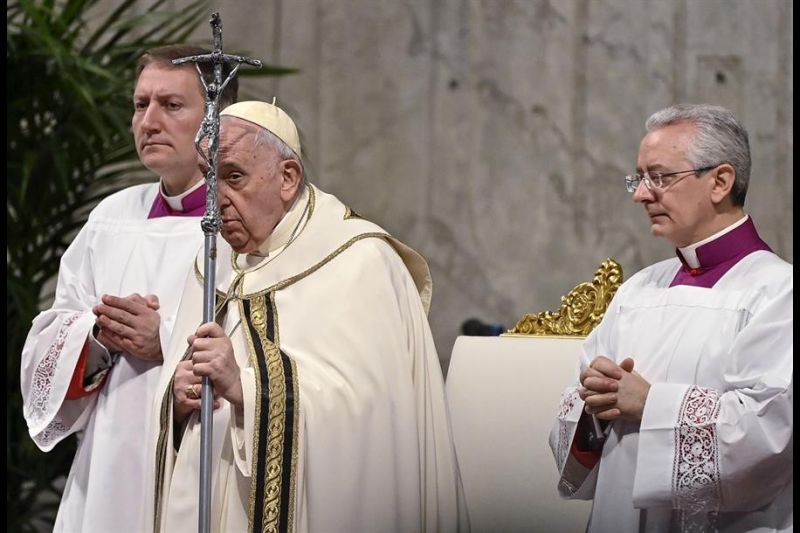 El papa Francisco dirige la misa de Epifanía por los Reyes Magos en la Basílica de San Pedro, Ciudad del Vaticano, el 6 de enero de 2023. 01 060123