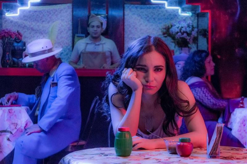 Fotograma cedido por Lionsgate donde aparece la actriz Martha Higareda en el papel de Mía, durante una escena de la comedia romántica "Tod@s Caen".
